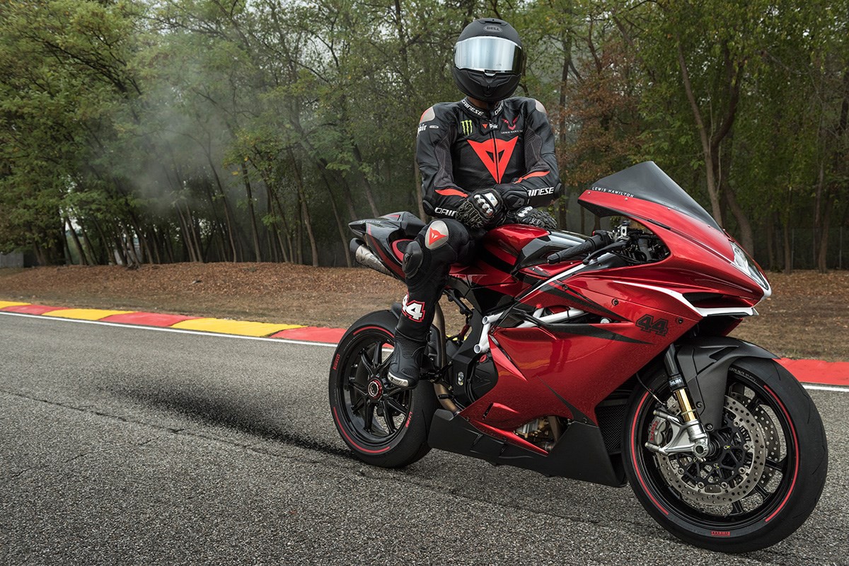 Люис Хамилтън получава MV Agusta F4 LH44 с името си на него