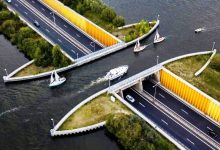 Водният мост над шосе N302 край най-големия изкуствен остров в света
