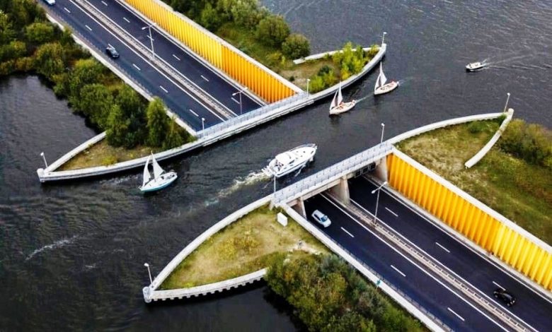 Водният мост над шосе N302 край най-големия изкуствен остров в света