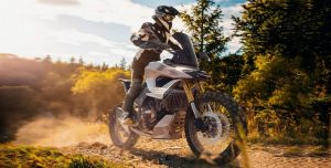 Концептуален Kawasaki Versys, или бъдещата система, която ще адаптира междуосието си към терена