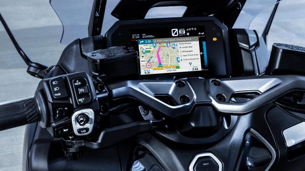 Yamaha TMAX Tech MAX със зверска муцуна за 2022