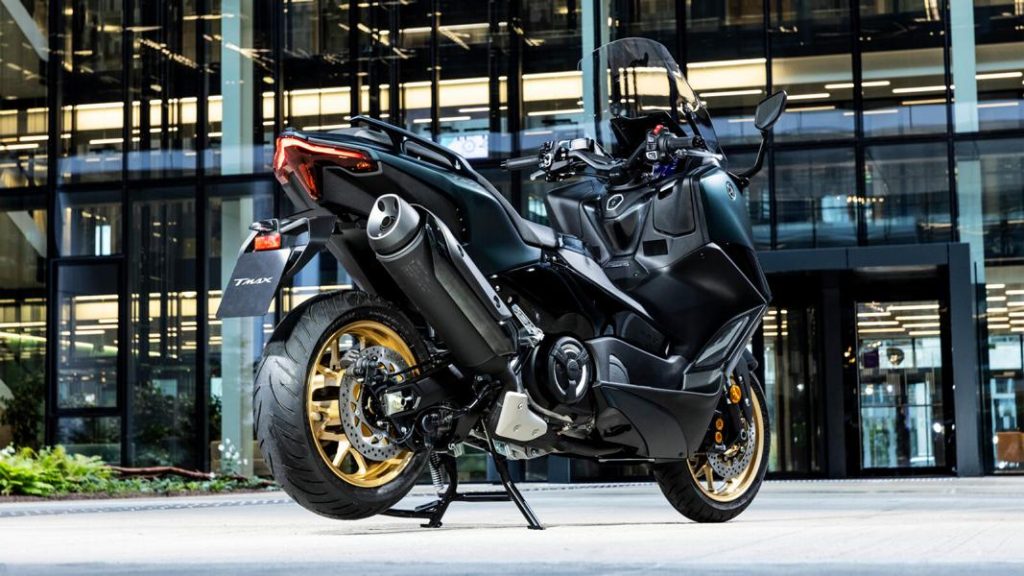 Yamaha TMAX Tech MAX със зверска муцуна за 2022