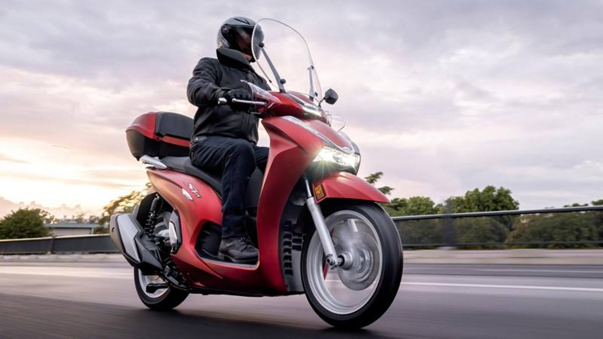 Honda SH350i атакува с две нови спортни версии