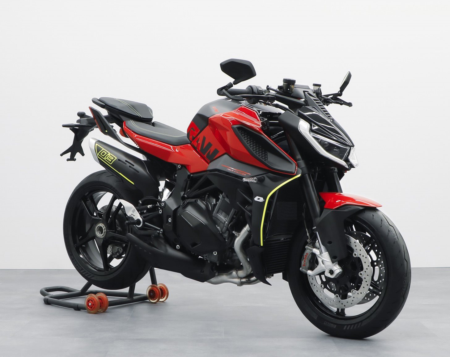 Като бивш китайски партньор на MV Agusta, QJMotor продължава да разработва нови модели с технология и дизайн от Италия, без ограничения През 2025 г. SRK 1000 ще бъде пуснат като китайска версия на Brutale.