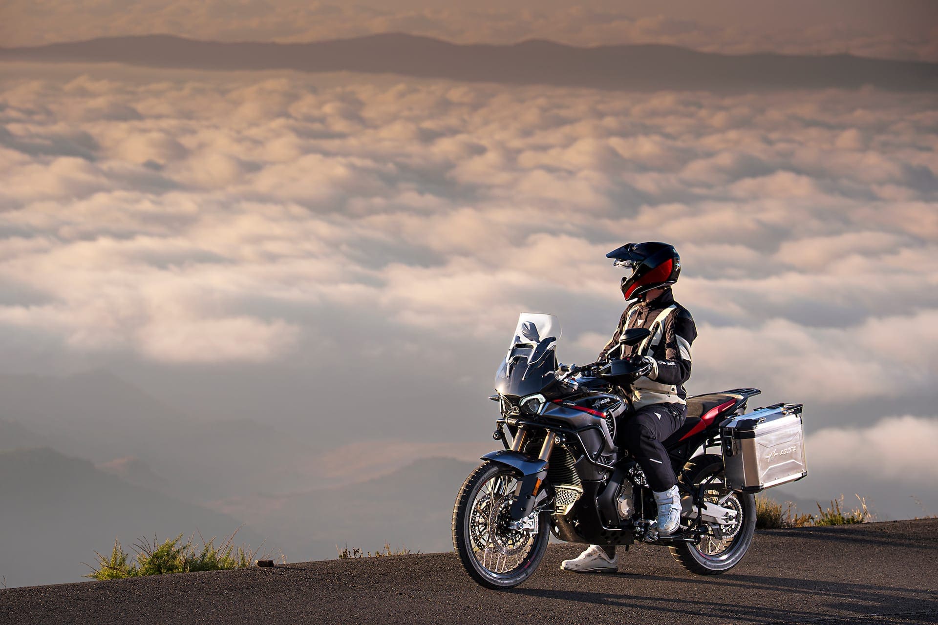MV Agusta Enduro Veloce, сега с по-богат стандартен пакет оборудване